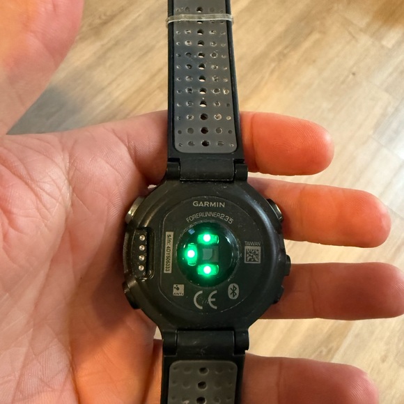 Garmin Forerunner 235 Black Wearable Smartwatch - Picture 3 of 4